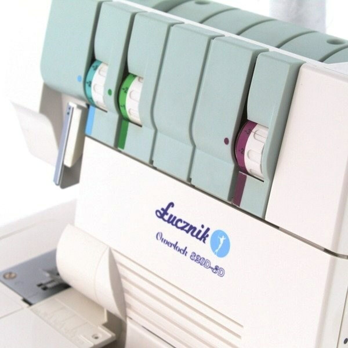 Máquina de costura  ucznik Overlock 820D-3-3
