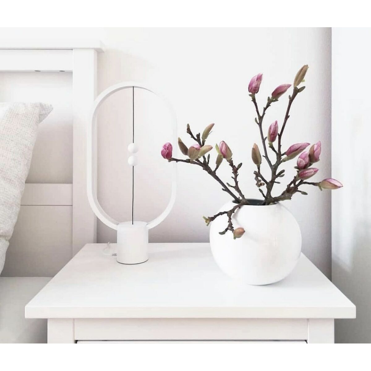 مصباح طاولة بلاستيكي أبيض دافئ من Allicacoc Heng Balance Ellipse 23 × 36 × 16 سم-3