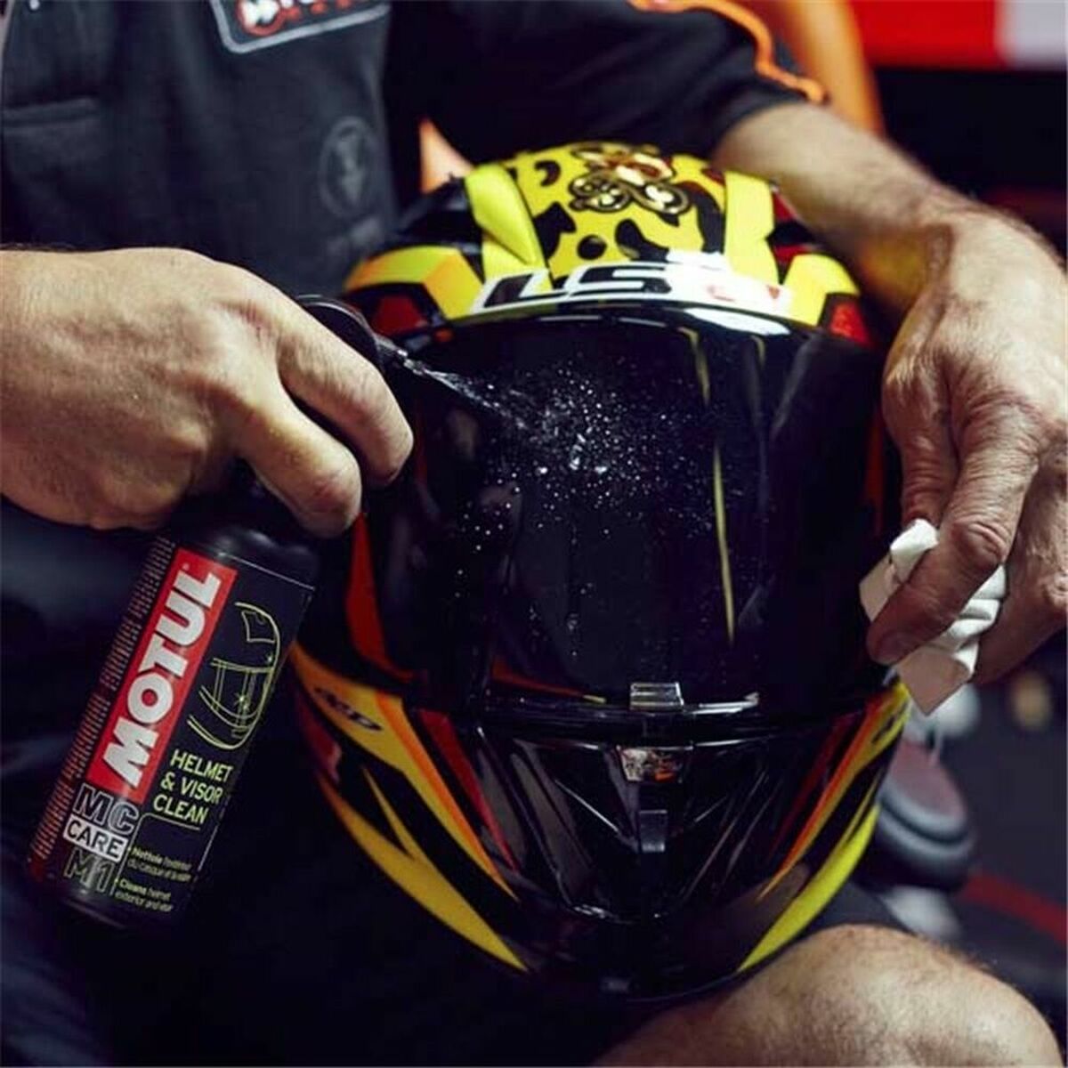 Очиститель визора шлема Motul-6