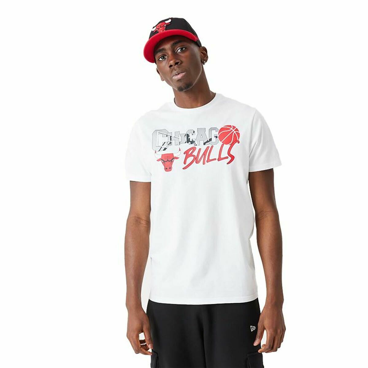 Maglia a manica corta maschile New Era NBA Infill Graphic Chicago Bulls Bianco