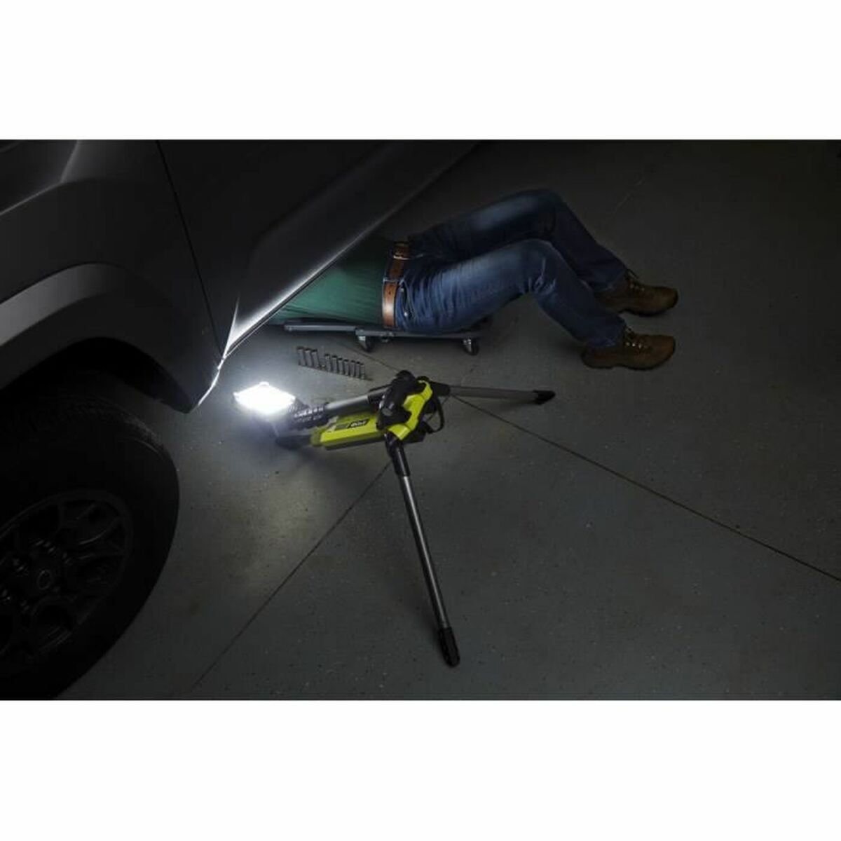 Портативный трипод Ryobi R18TL-0 Освещение-2