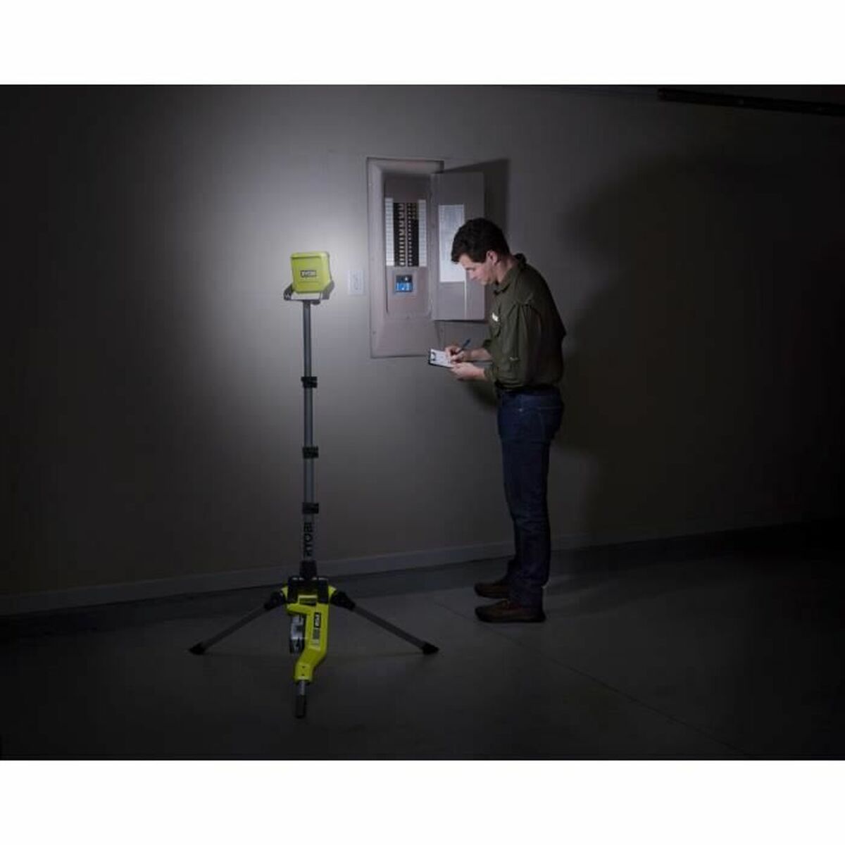 Портативный трипод Ryobi R18TL-0 Освещение-3