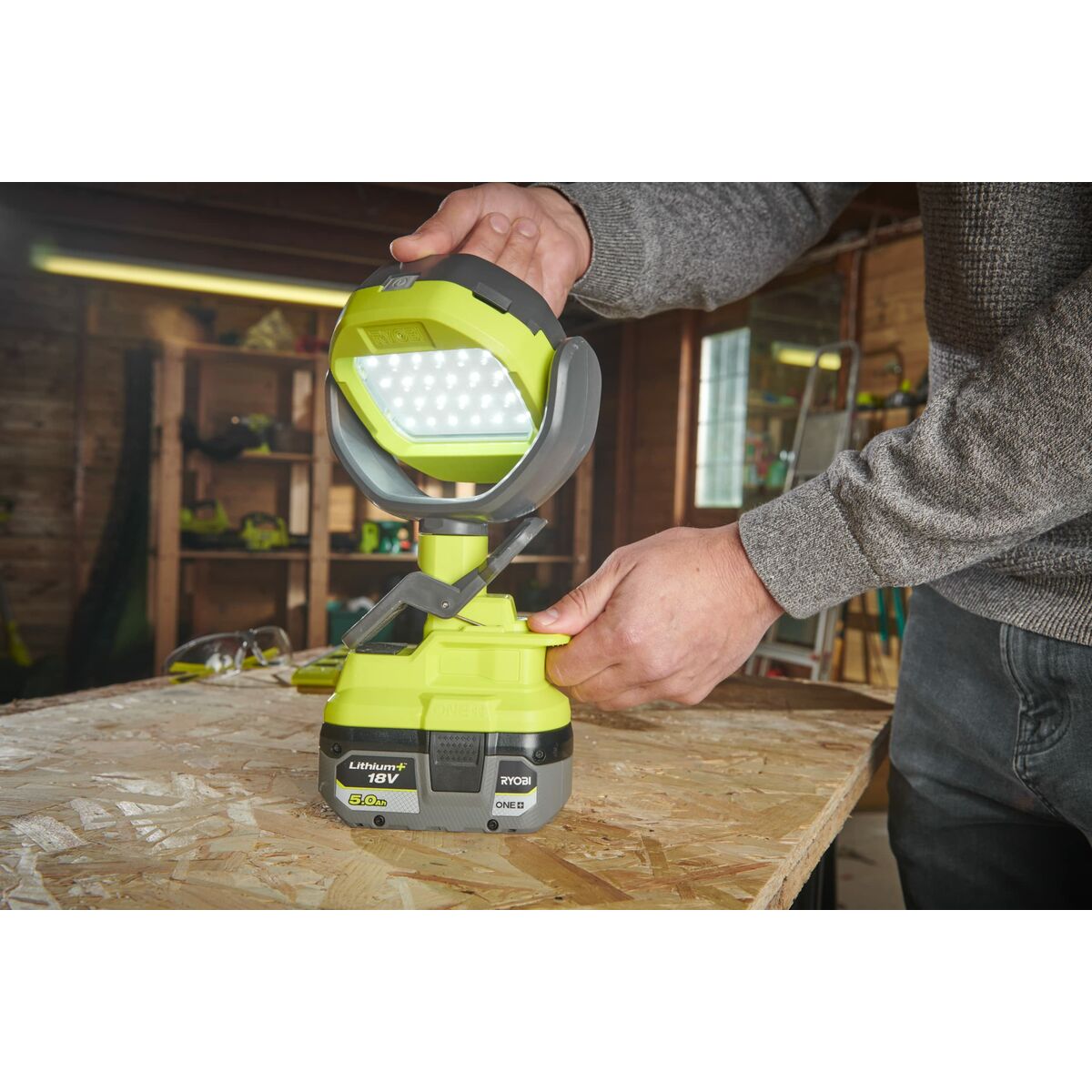 Фонарь LED Ryobi 900 Lm-5