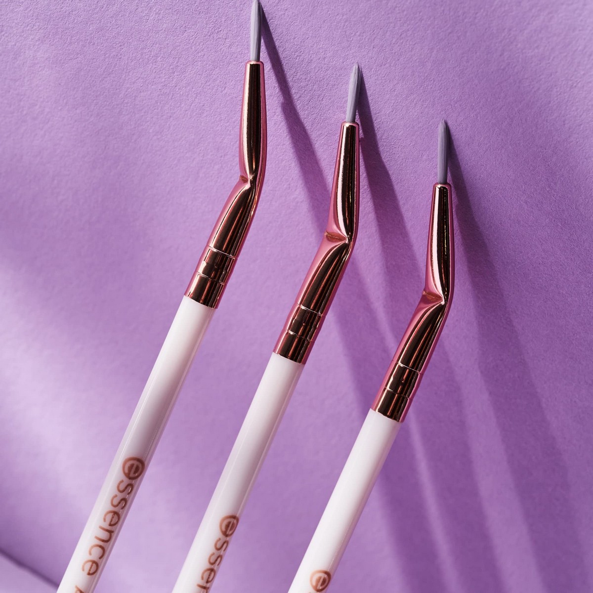 Кисть Essence Angled Eyeliner Подводка для глаз угол (1 штук)-3