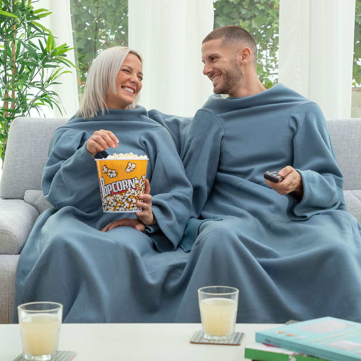 Одеяло-халат на двоих с карманом по центру Doublanket InnovaGoods-3