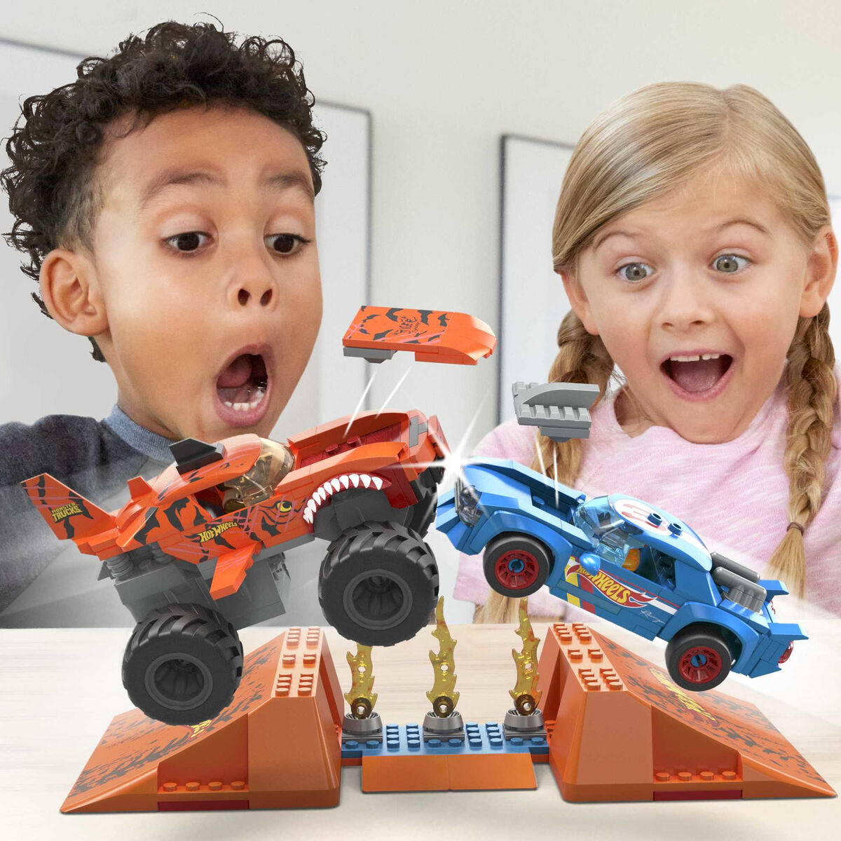 Строительный комплект Hot Wheels Mega Construx - Smash & Crash Shark Race 245 Предметы-2