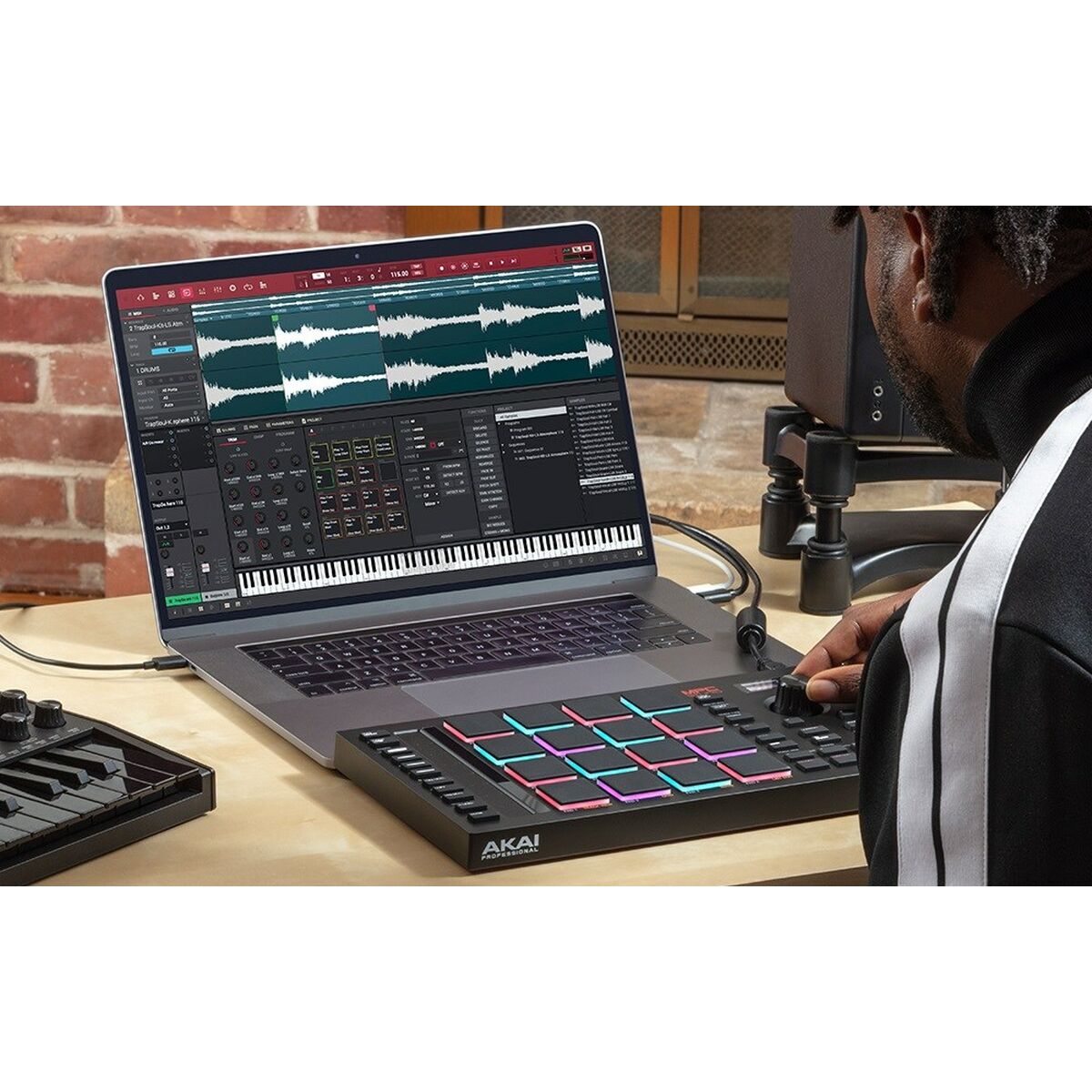 Звуковой контроллер Akai MPC Studio MK2-5