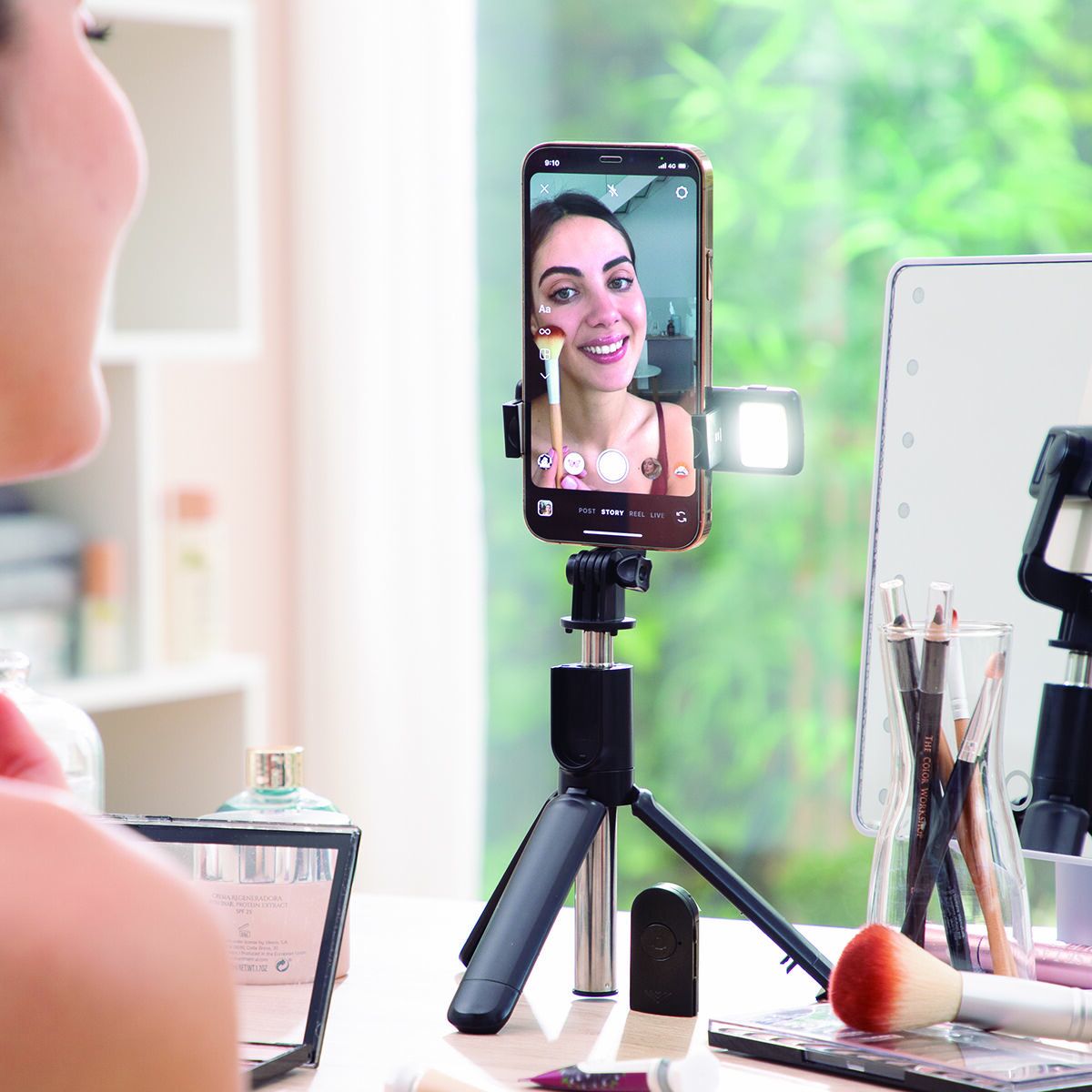 Retractable tripod for mobile devices with lighting and Tridiex InnovaGoods remote control-2