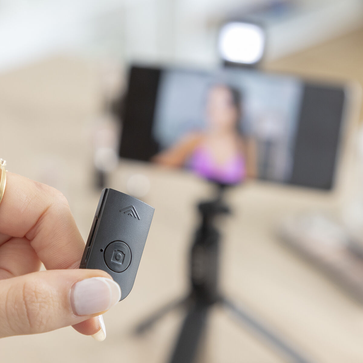 Retractable tripod for mobile devices with lighting and Tridiex InnovaGoods remote control-4