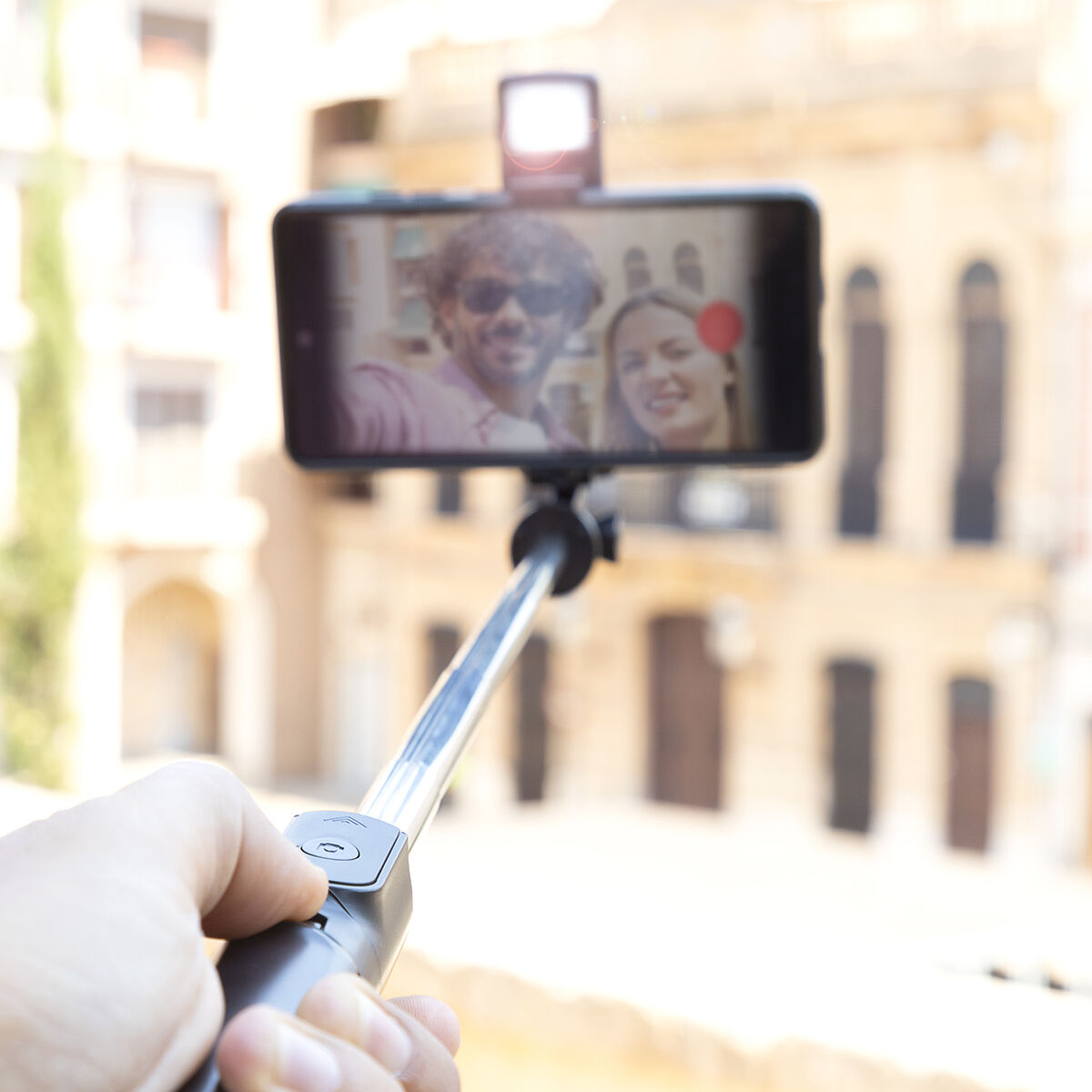 Retractable tripod for mobile devices with lighting and Tridiex InnovaGoods remote control-6