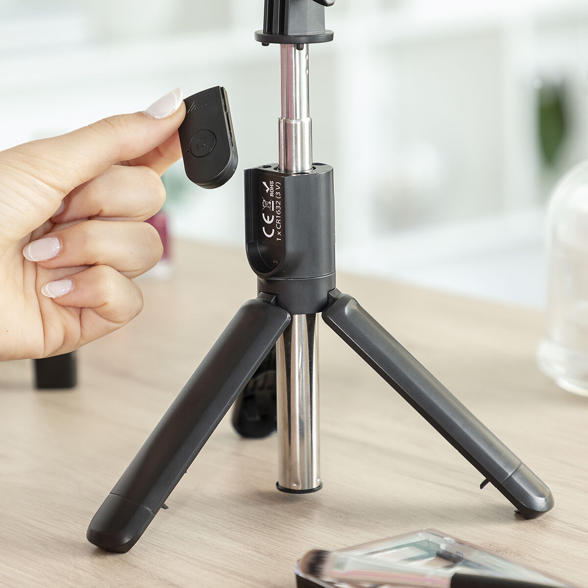 Retractable tripod for mobile devices with lighting and Tridiex InnovaGoods remote control-8